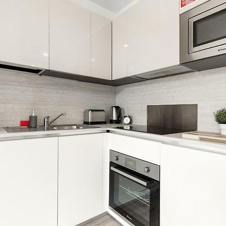 Mondial Apartments At Heathrow Хармондсворт Экстерьер фото