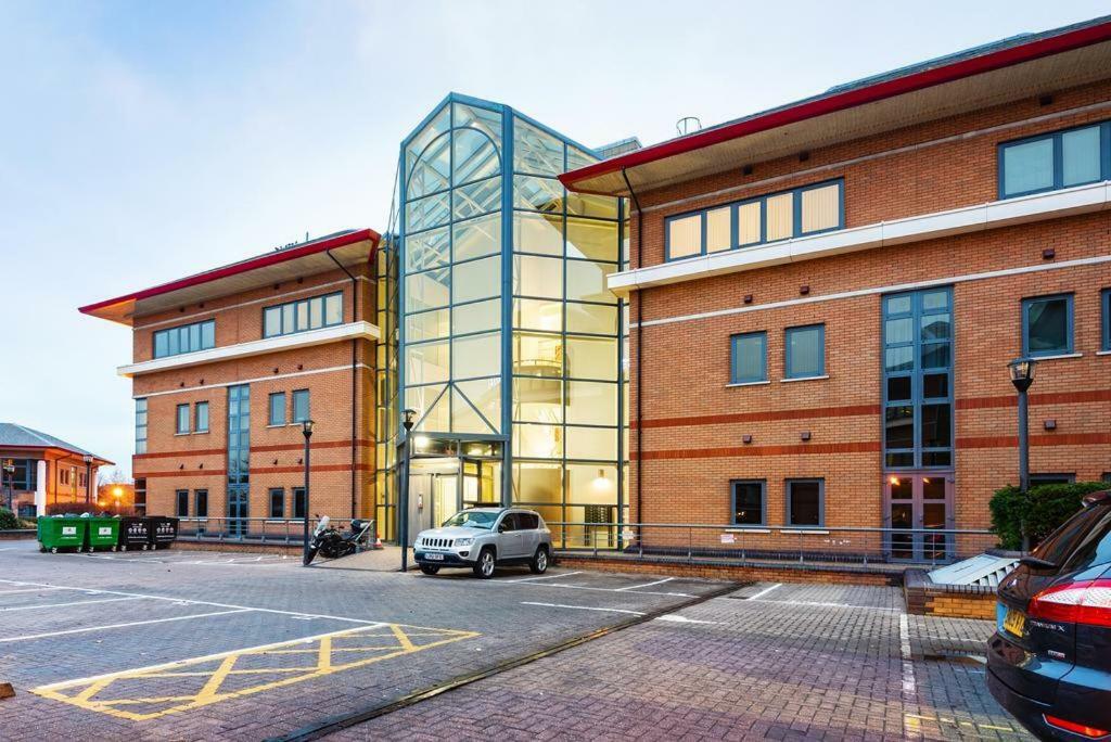 Mondial Apartments At Heathrow Хармондсворт Экстерьер фото