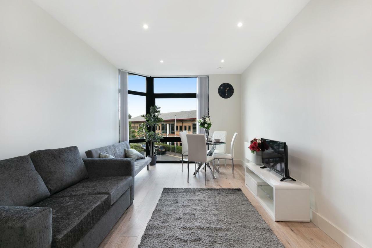 Mondial Apartments At Heathrow Хармондсворт Экстерьер фото