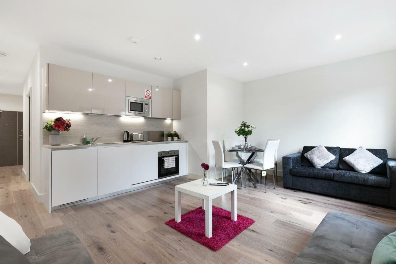 Mondial Apartments At Heathrow Хармондсворт Экстерьер фото