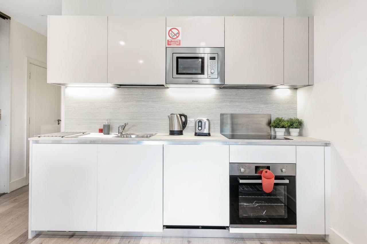 Mondial Apartments At Heathrow Хармондсворт Экстерьер фото