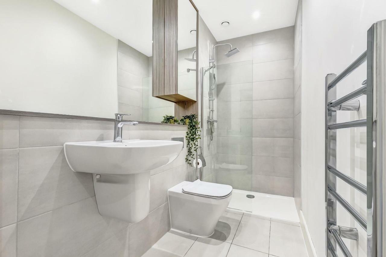 Mondial Apartments At Heathrow Хармондсворт Экстерьер фото