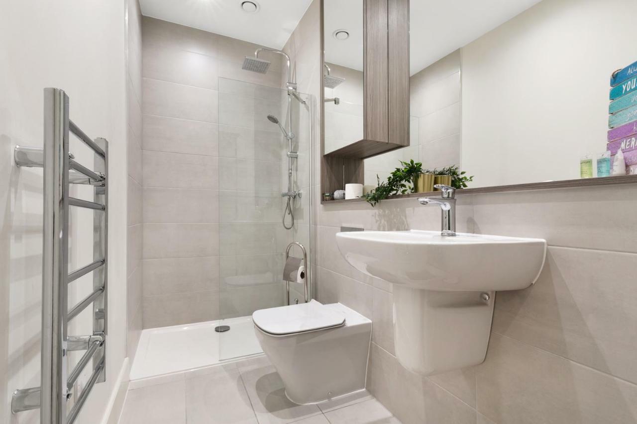 Mondial Apartments At Heathrow Хармондсворт Экстерьер фото