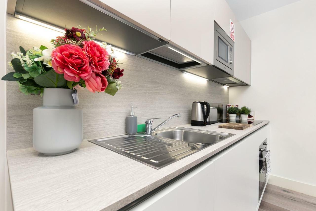 Mondial Apartments At Heathrow Хармондсворт Экстерьер фото