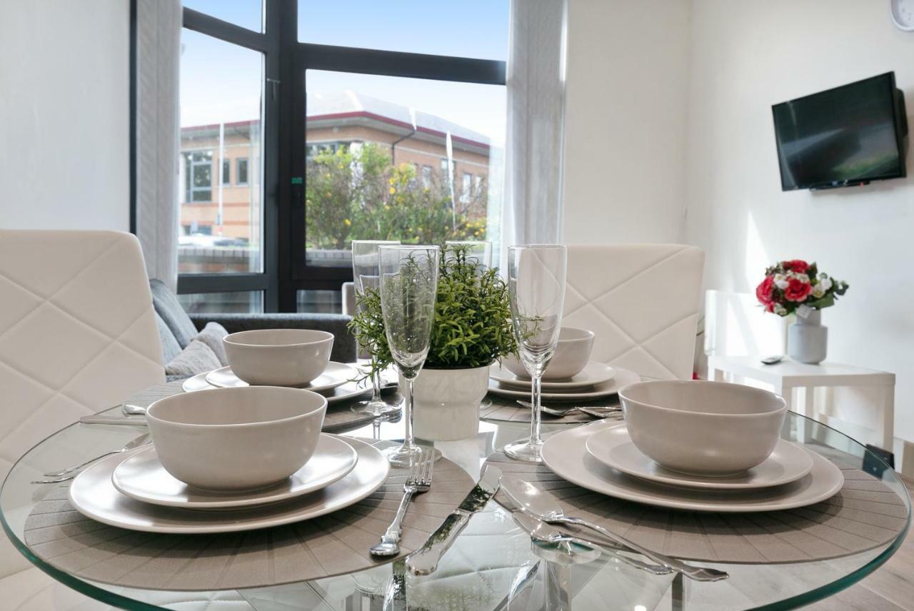 Mondial Apartments At Heathrow Хармондсворт Экстерьер фото