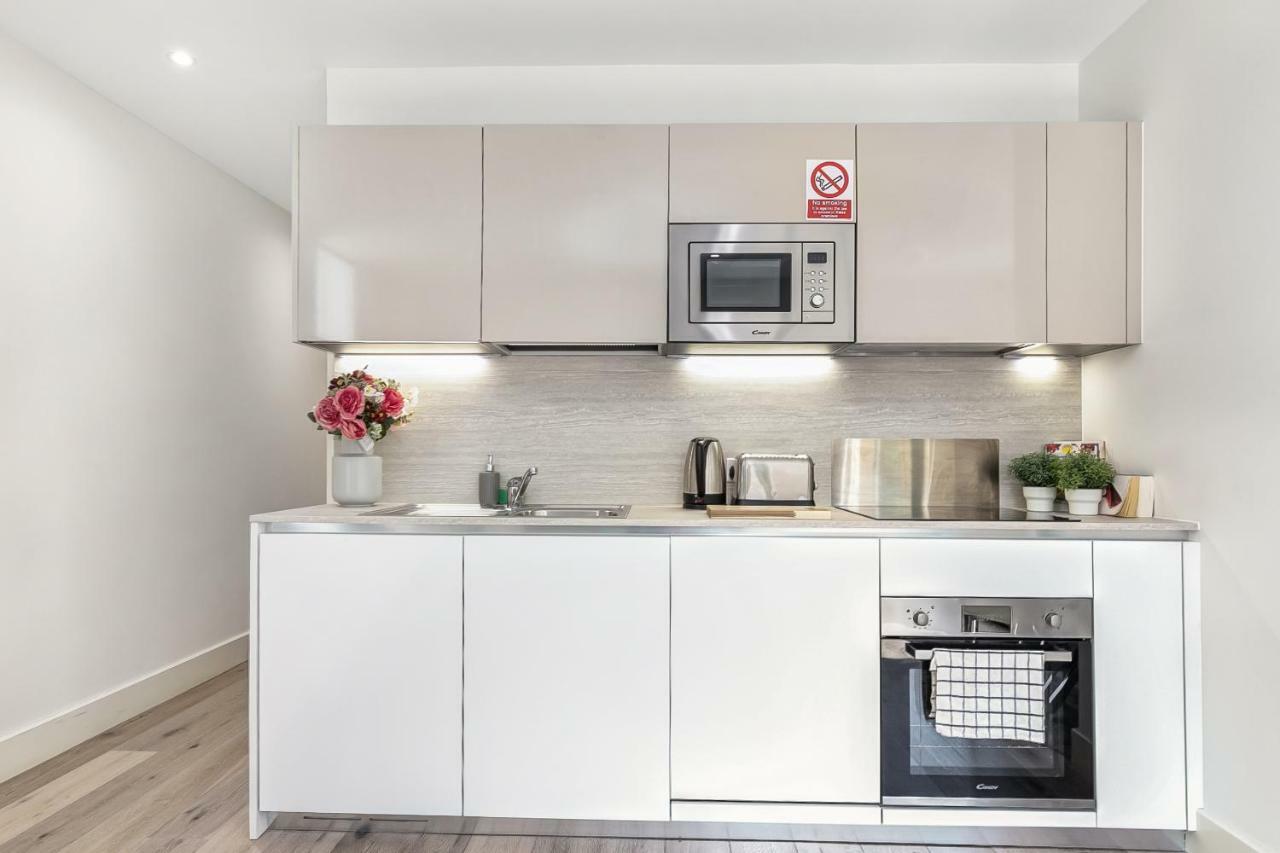 Mondial Apartments At Heathrow Хармондсворт Экстерьер фото